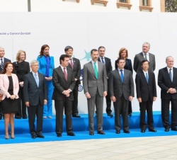 Fotografía de grupo de Su Alteza Real el Príncipe de Asturias con las autoridades asistentes a la inauguración del Proyecto de movilidad eléctrica del